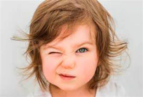 Creierul și ticurile. De ce ne trezim cu ticuri? O privire din punct de vedere emoțional.