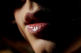 Buzele și cauzele emoționale